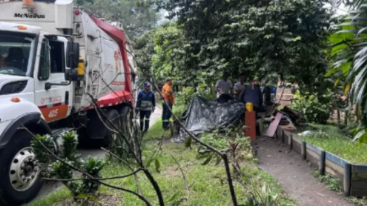 Operativo de limpieza y recolección de residuos en los alrededores del aeropuerto Olaya Herrera 1 Operativo de limpieza y recolección de residuos en los alrededores del aeropuerto Olaya Herrera