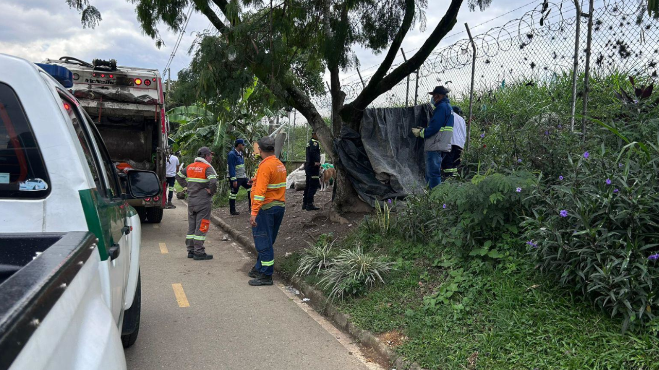 Operativo de limpieza y recolección de residuos en los alrededores del aeropuerto Olaya Herrera 2 Operativo de limpieza y recolección de residuos en los alrededores del aeropuerto Olaya Herrera