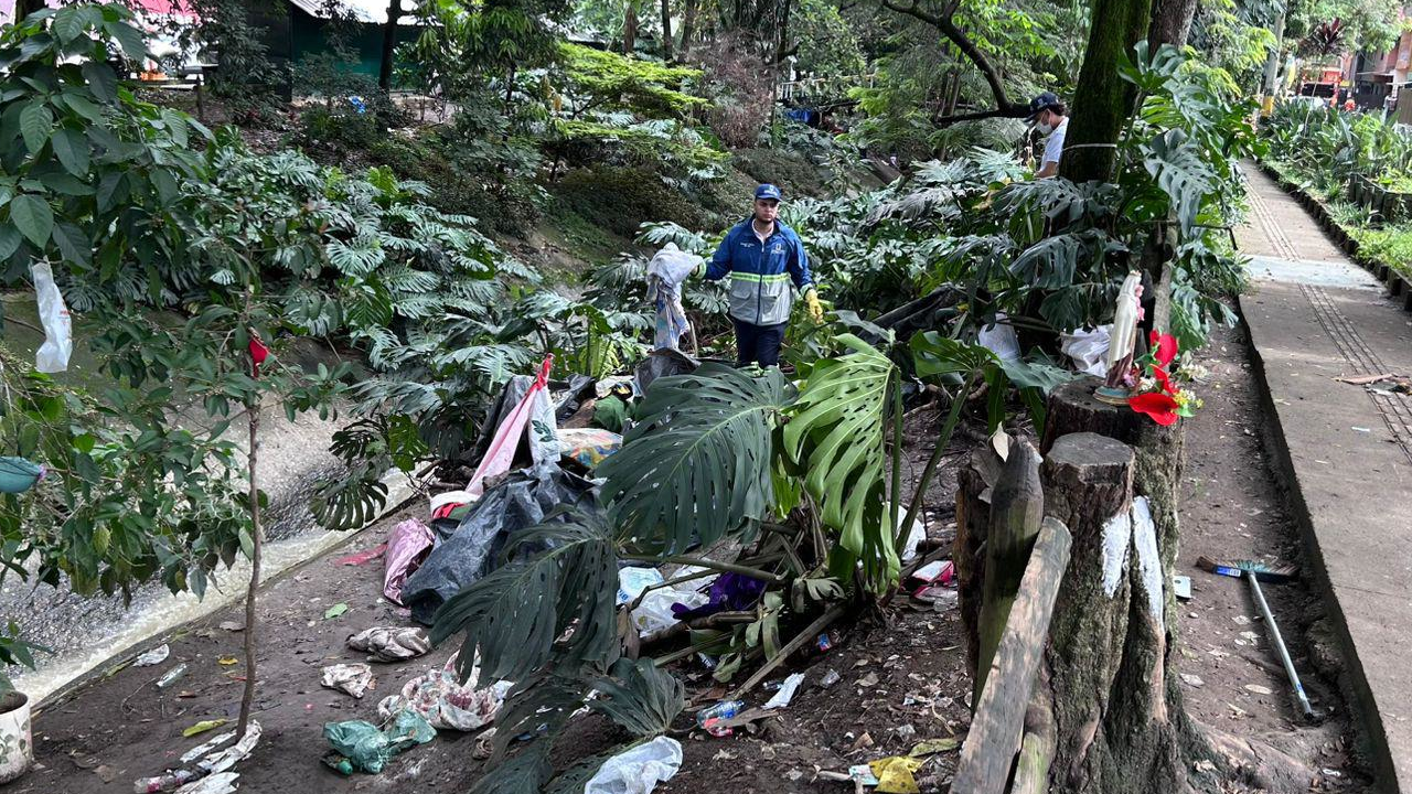 Operativo de limpieza y recolección de residuos en los alrededores del aeropuerto Olaya Herrera 3 Operativo de limpieza y recolección de residuos en los alrededores del aeropuerto Olaya Herrera