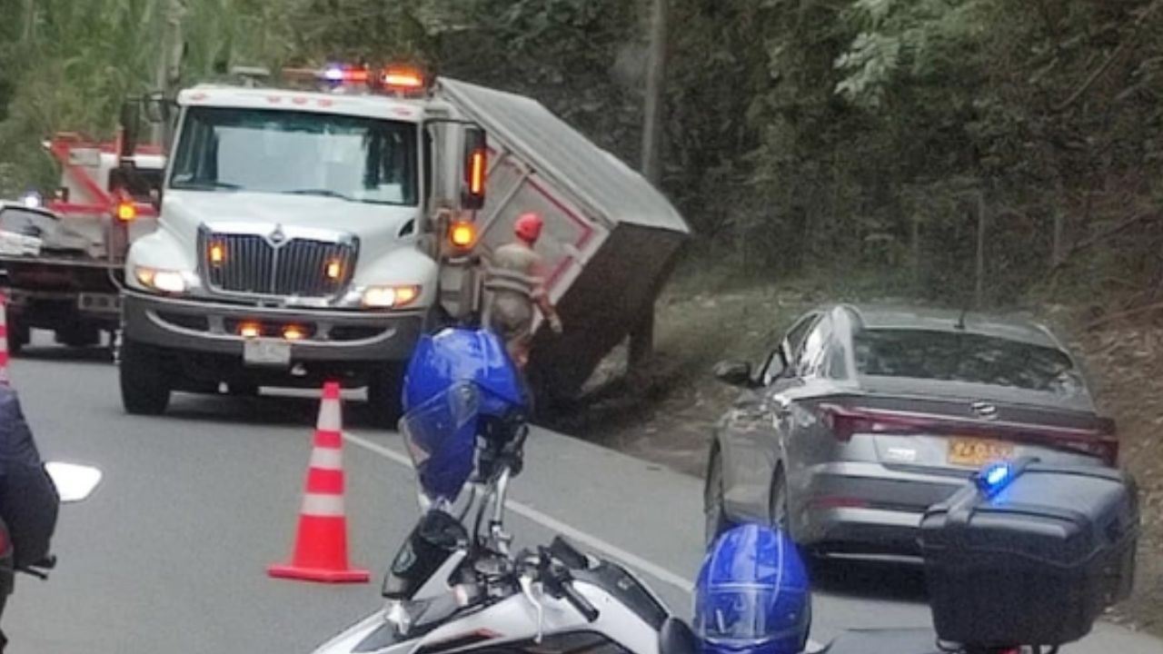 ¡Pilas con el taco! Se volcó un furgón en la vía Aeropuerto - El Tablazo