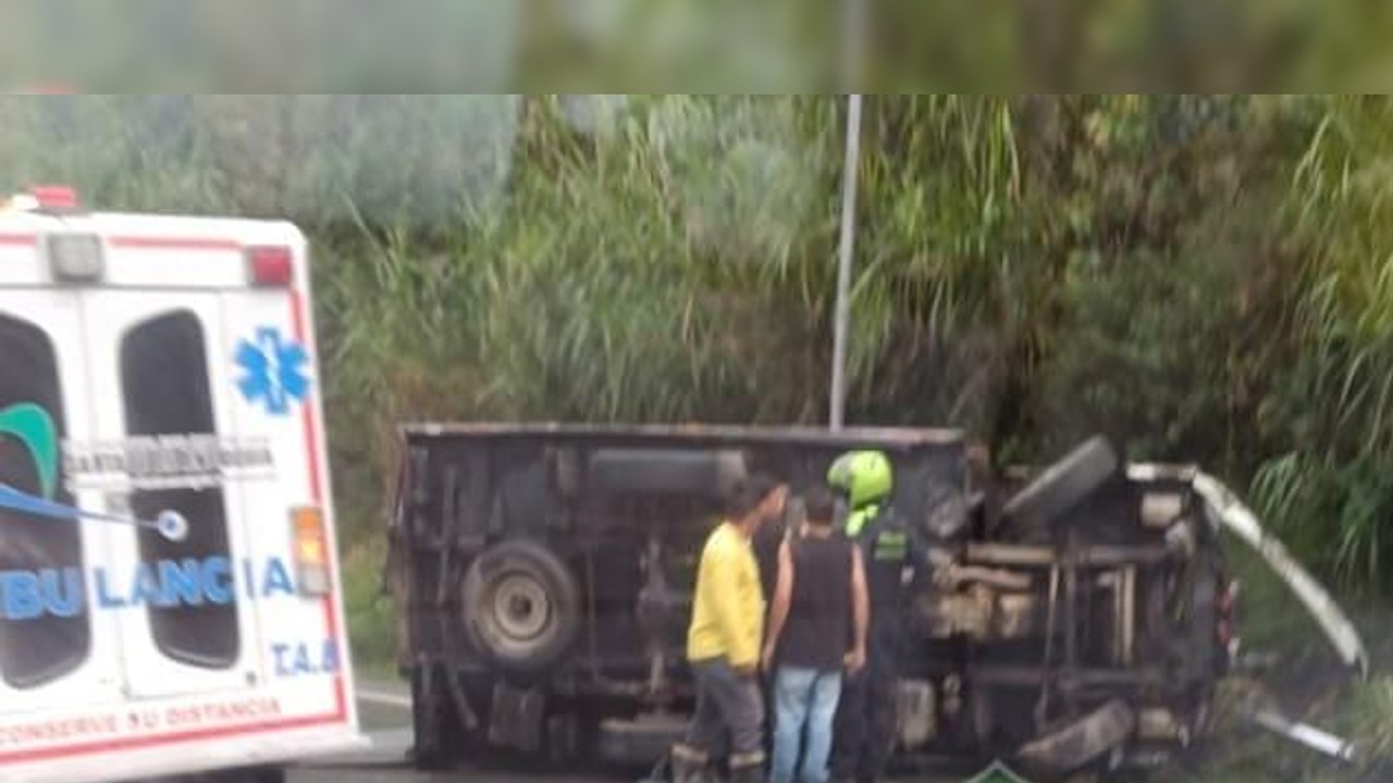 Se volcó cuando venía de occidente: Así quedó el camión 2 Se volcó cuando venía de occidente: Así quedó el camión
