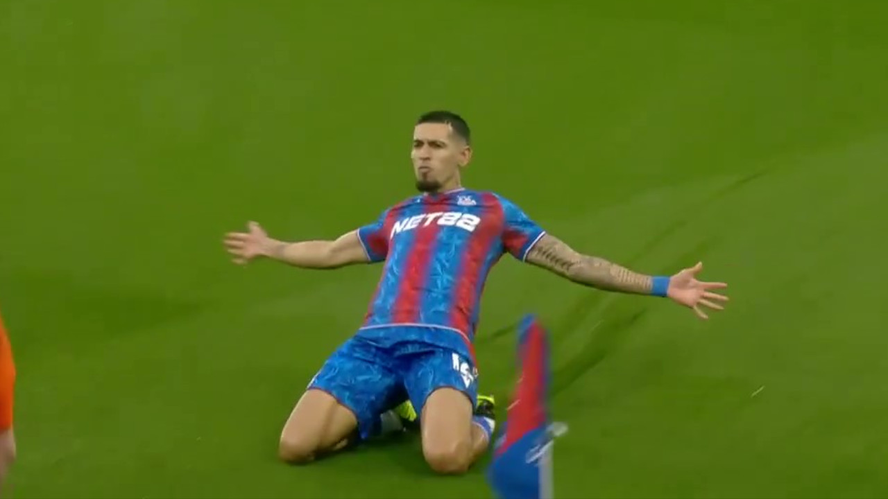 Daniel Muñoz le marca golazo al City