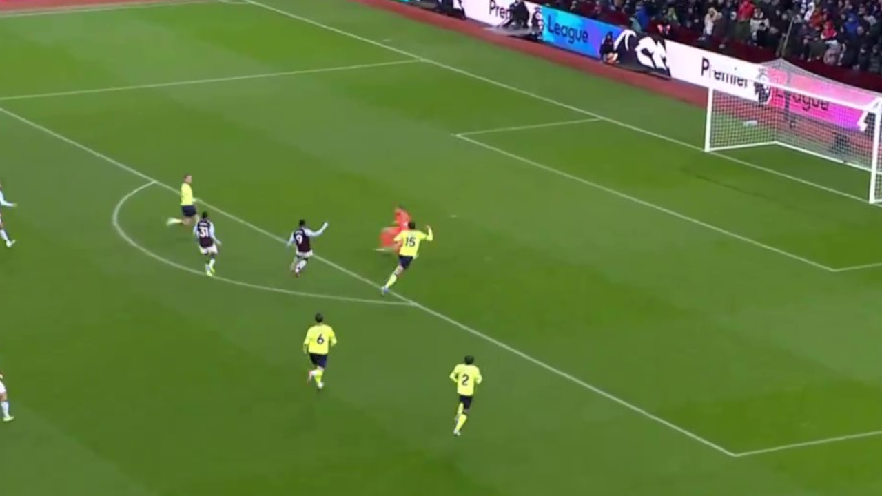 Jhon Jader Durán marca golazo para el triunfo del Aston Villa