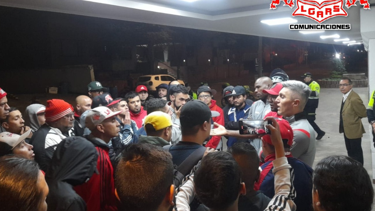 Hinchas de Santa Fe le exigieron a los jugadores ganar