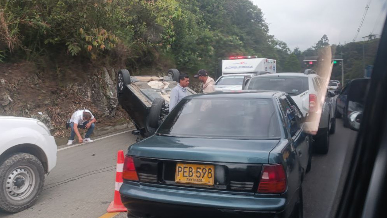 Boca arriba quedó un carro tras volcarse en peaje Pajarito