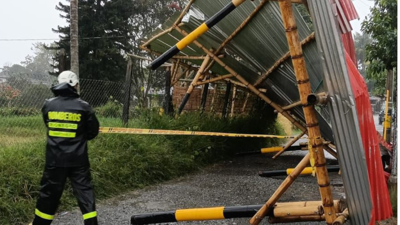 Lluvias causan colapso del techo de un parqueadero en Rionegro