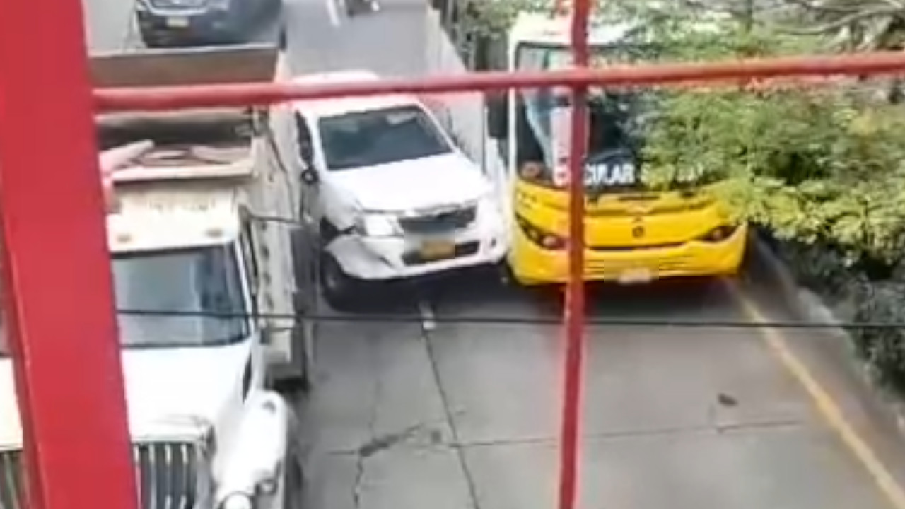 Se llevó un bus y una volqueta por delante: lo que se sabe de camioneta que causó tremendo caos en el centro