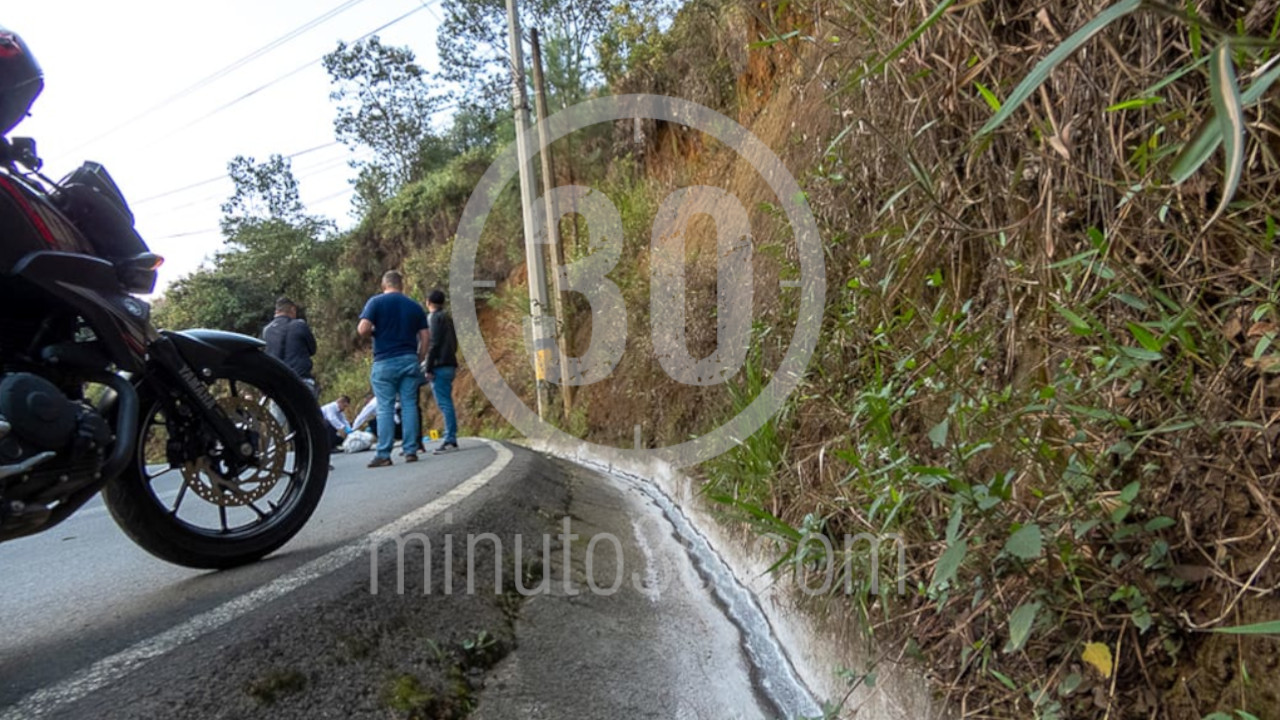 Casi desnudo y en un canal de agua: Hallan cuerpo de un hombre en la Autopista Medellín-Bogotá