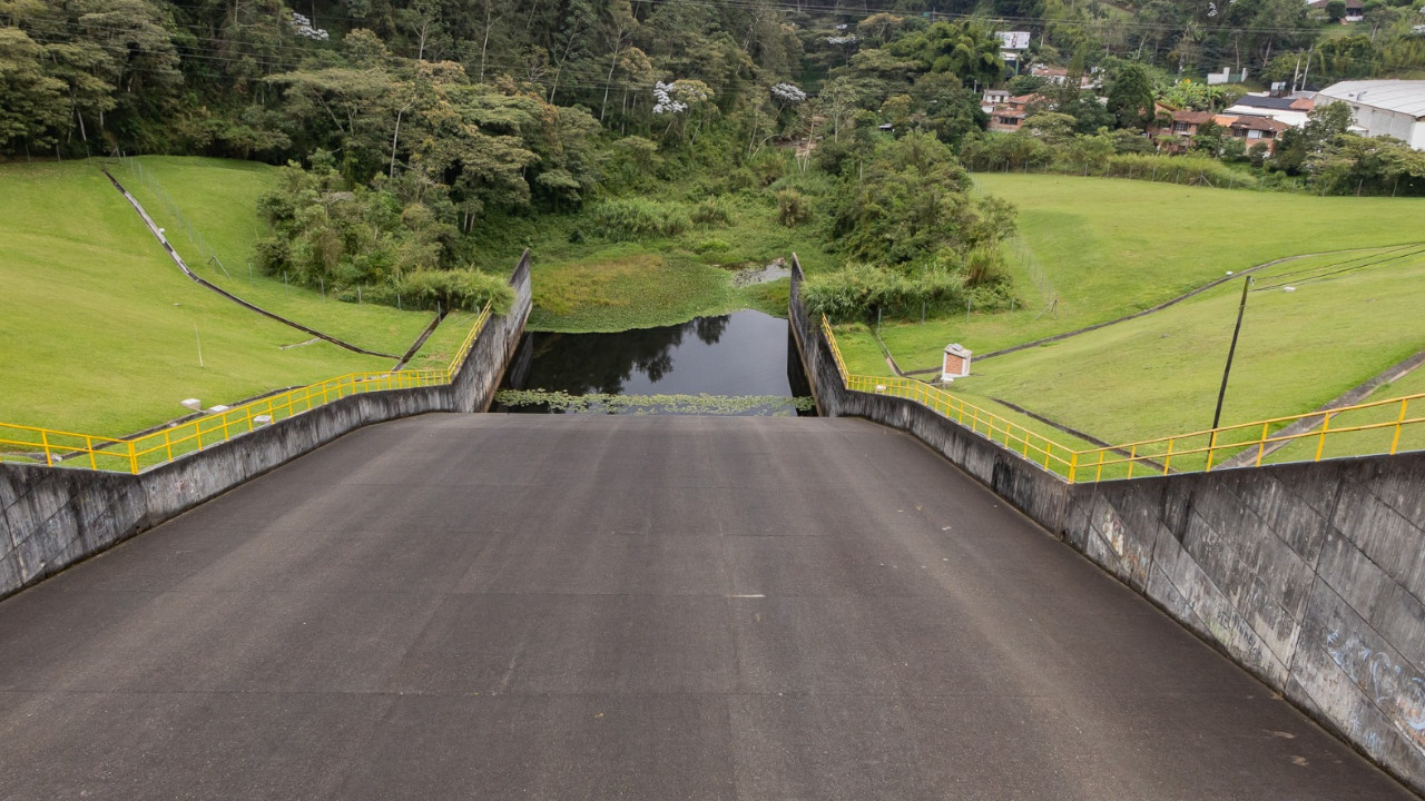 Medellín y Cornare unen fuerzas para proteger el agua de los embalses del Oriente antioqueño