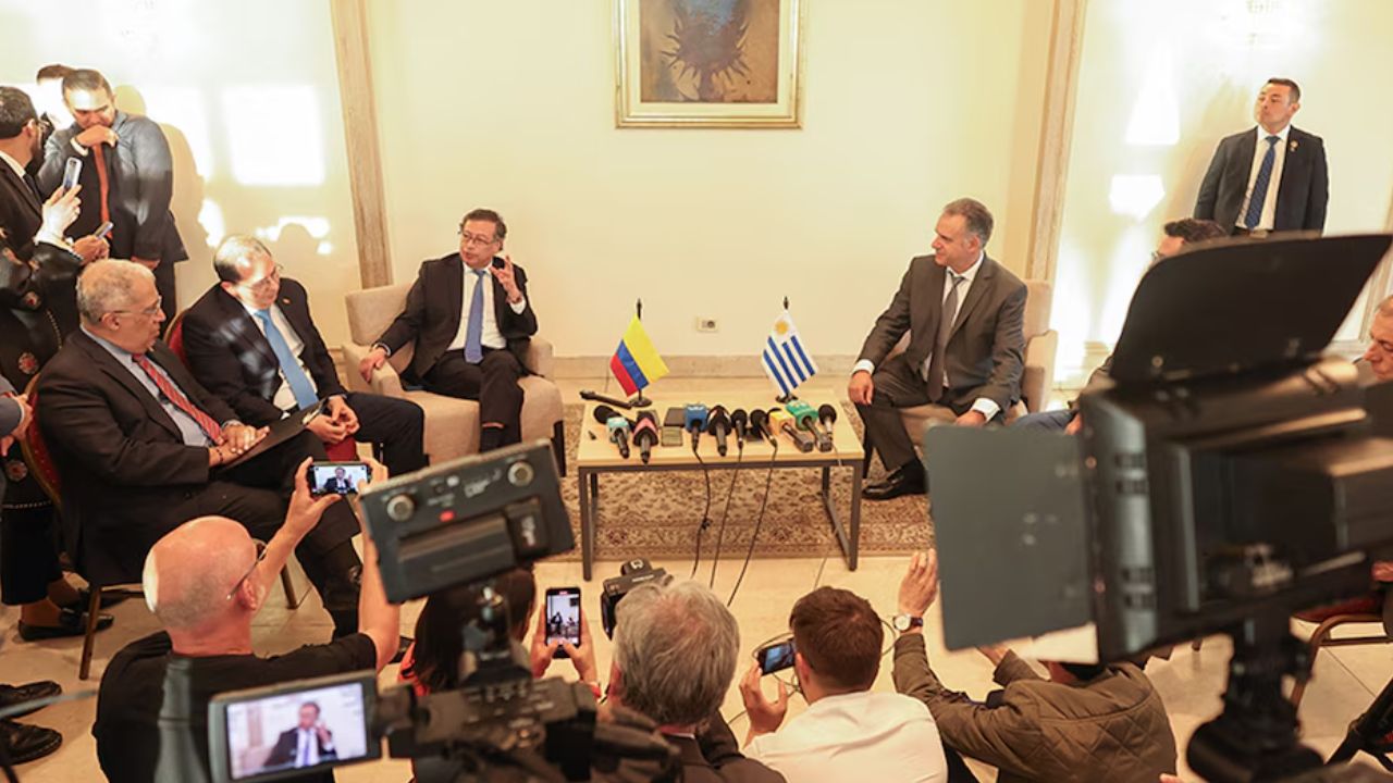 Visita de Estado de Gustavo Petro a Uruguay: Cruz de Boyacá para Mujica y Polémica por Bandera Sostenida por Laura Sarabia