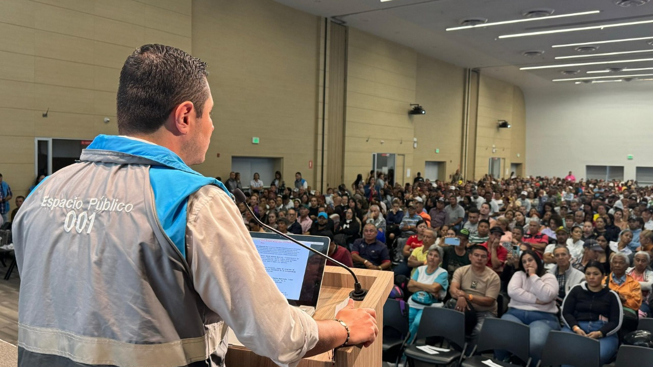 Vendedores informales de Medellín obtienen permisos para la temporada navideña