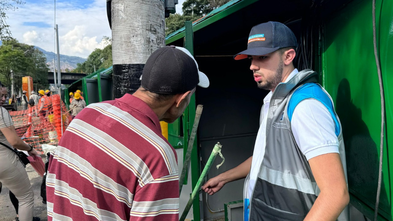 Vendedores informales de Medellín obtienen permisos para la temporada navideña