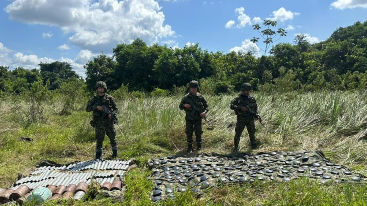 ¡Qué caletota! Hallaron 400 explosivos de las disidencias de las Farc