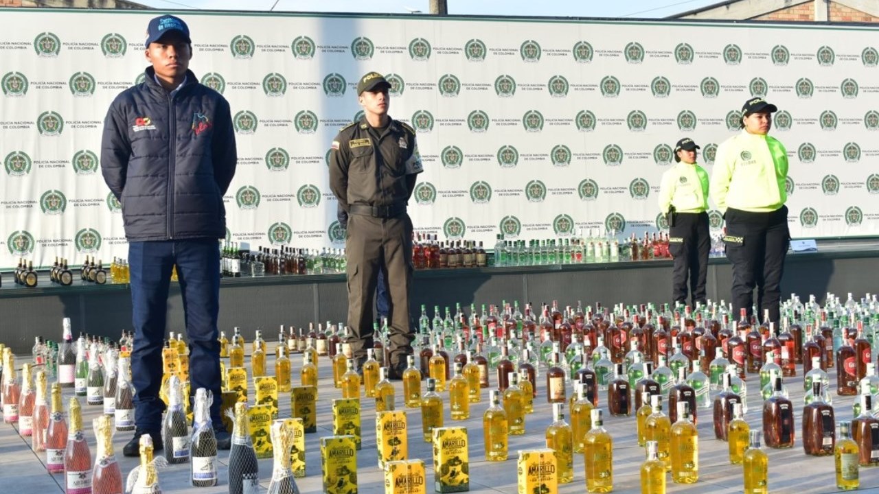 Golpe al licor adulterado en Bogotá: incautadas 2.194 botellas en allanamientos