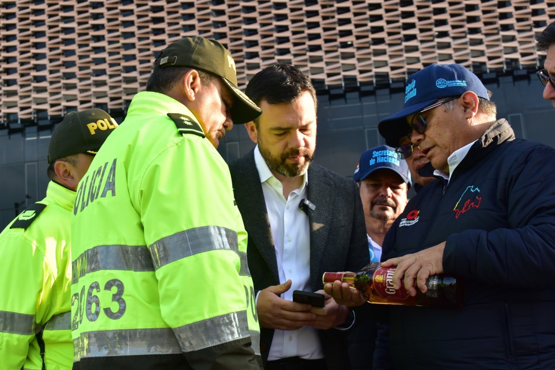 Golpe al licor adulterado en Bogotá: incautadas 2.194 botellas en allanamientos 3 Golpe al licor adulterado en Bogotá: incautadas 2.194 botellas en allanamientos