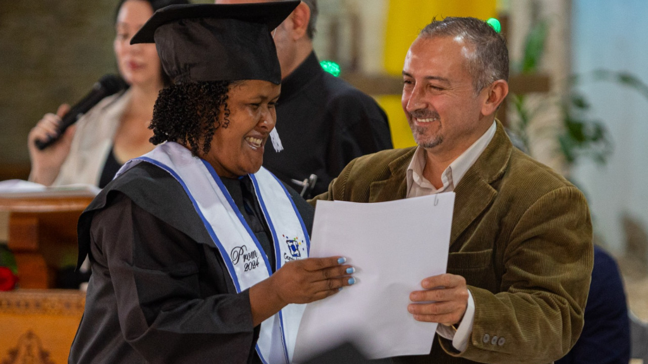 Programa de educación en Medellín logra la graduación de 168 mujeres con título de bachilleres 
