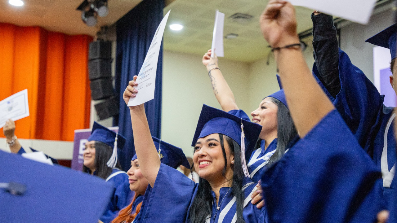 Mujeres se gradúan con título de bachilleres en programa educativo de Medellín