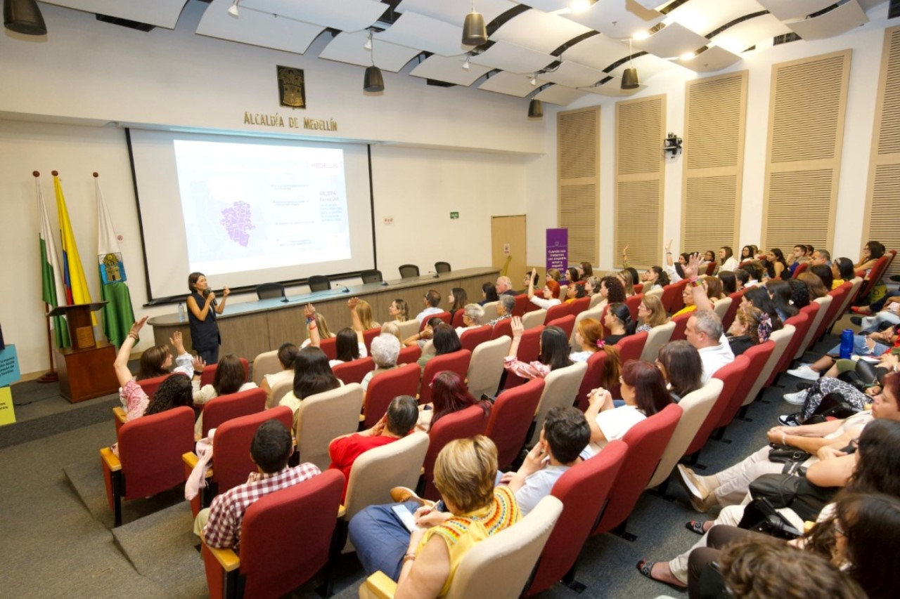 ¡Herramientas para prevenir la violencia! Tejiendo Hogares llegó a más de 48.300 familias de Medellín 2 ¡Herramientas para prevenir la violencia! Tejiendo Hogares llegó a más de 48.300 familias de Medellín