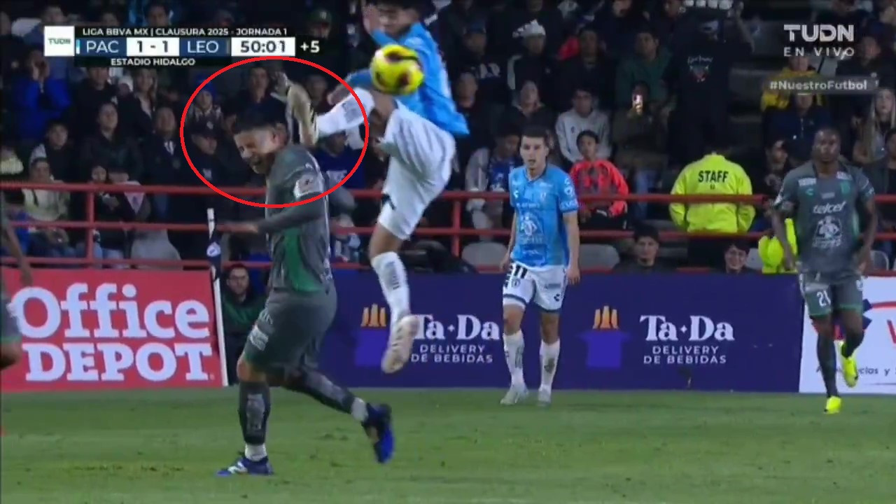 Criminal patada en el cuello contra James en México