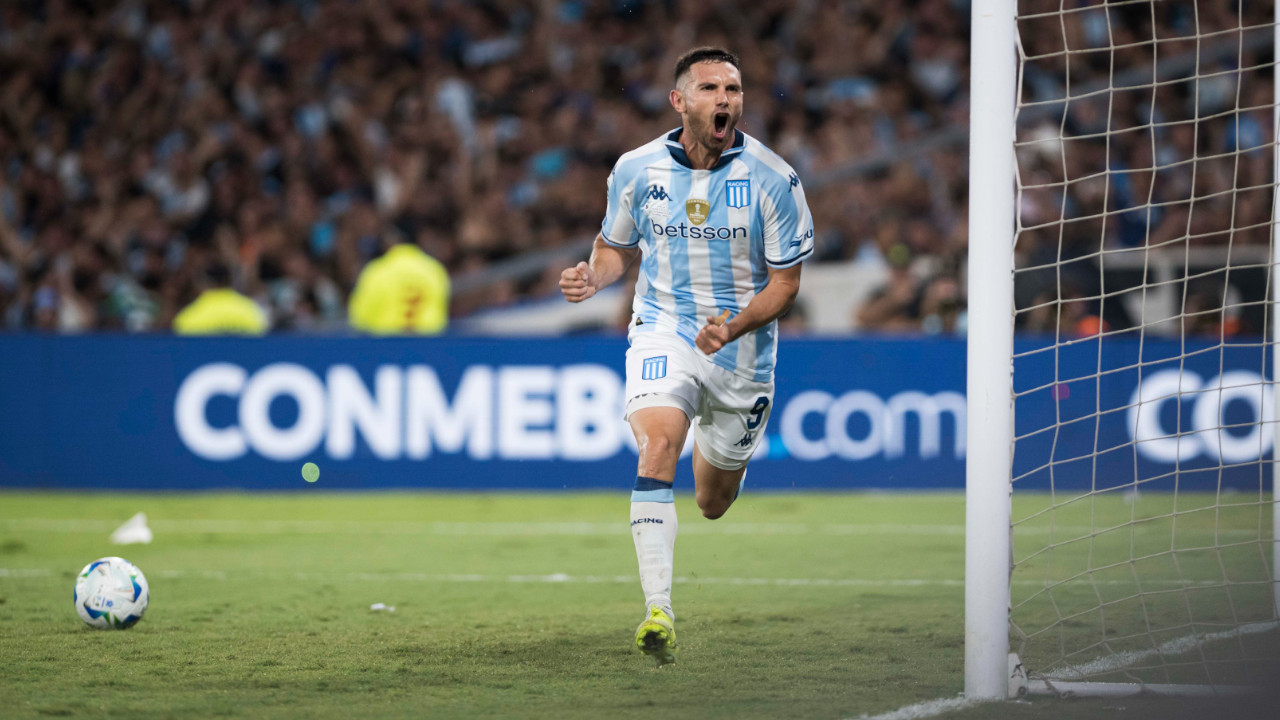 Racing saca ventaja en la ida de la Recopa