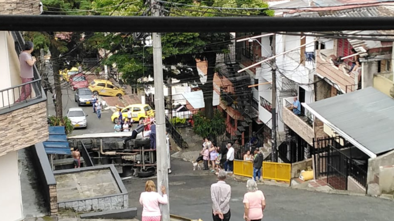 Camión se volcó en Manrique tras perder el control en plena loma
