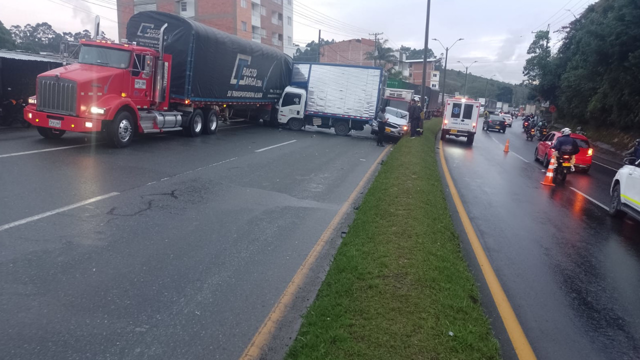 Choque múltiple causó caos en la vía Santuario - Medellín 