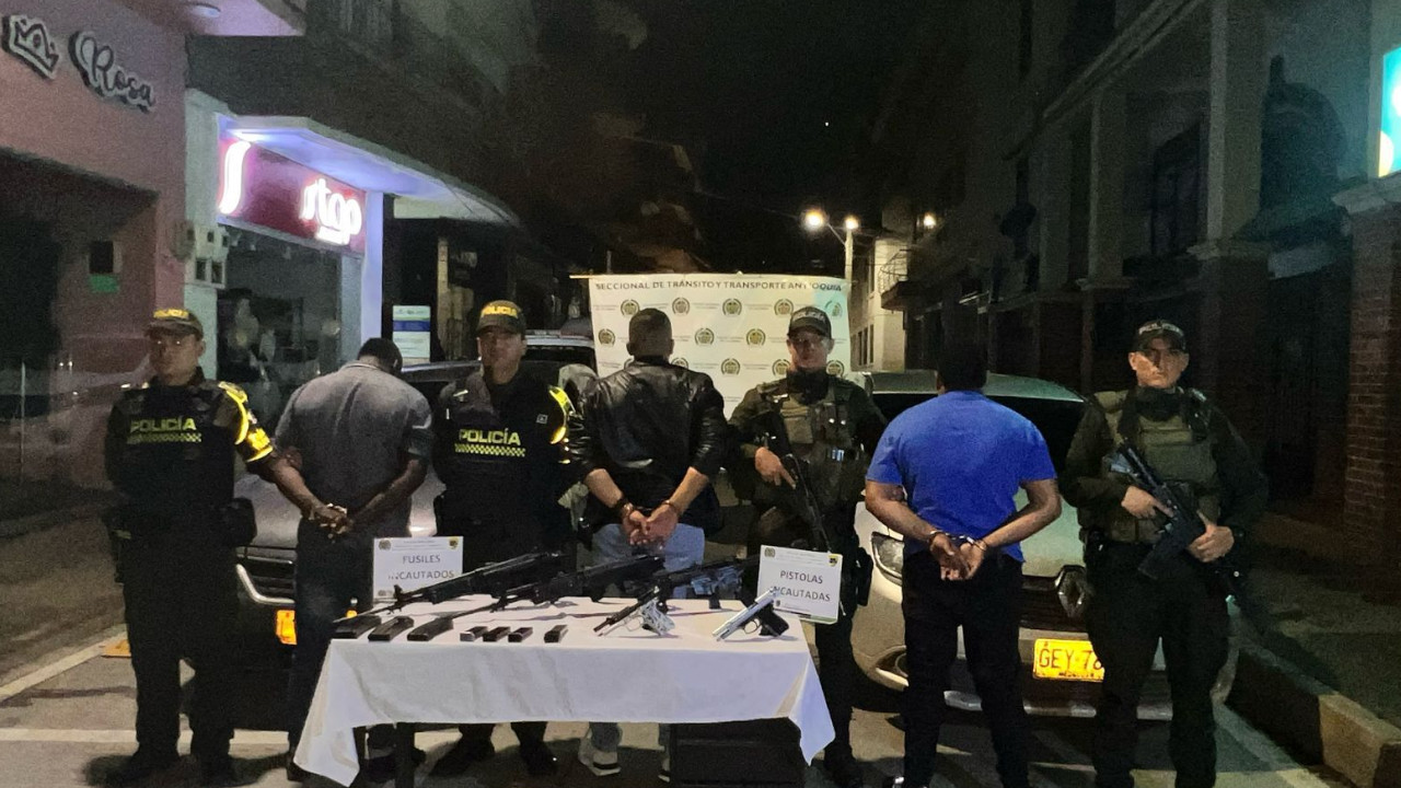 Sujetos fueron sorprendidos con fusiles y pistolas en Antioquia