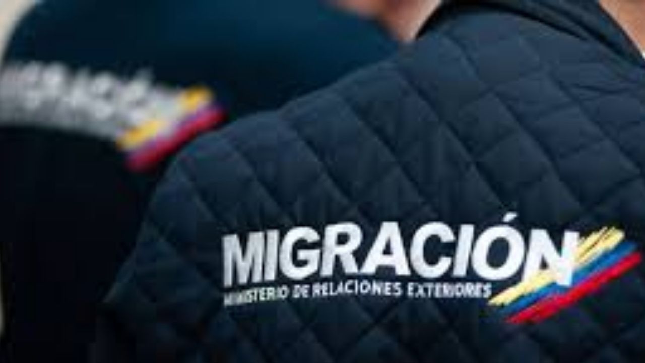 ¡Pillaron al "coyote" con uniforme! Oficial de Migración Colombia en problemas por presunto tráfico de migrantes en el Tapón del Darién