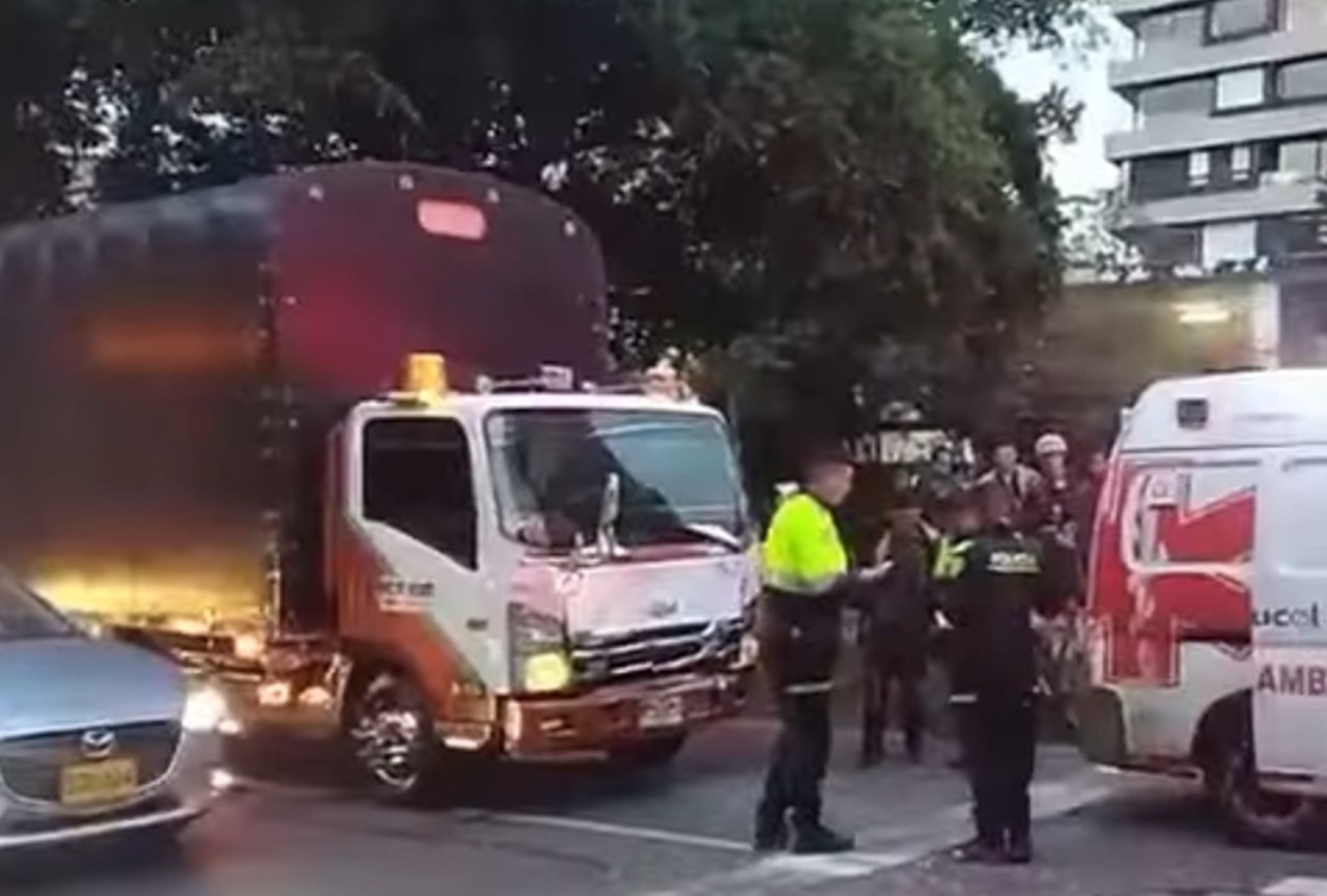 ¡No habría respetado la distancia! Camión se le fue encima a ruta escolar en Bogotá: cinco heridos 3 choque bus camion 1