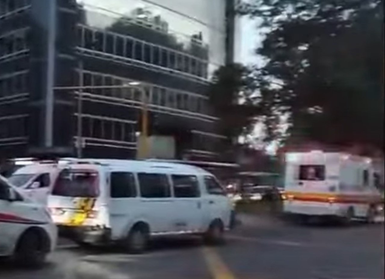 ¡No habría respetado la distancia! Camión se le fue encima a ruta escolar en Bogotá: cinco heridos 2 choque bus camion 2