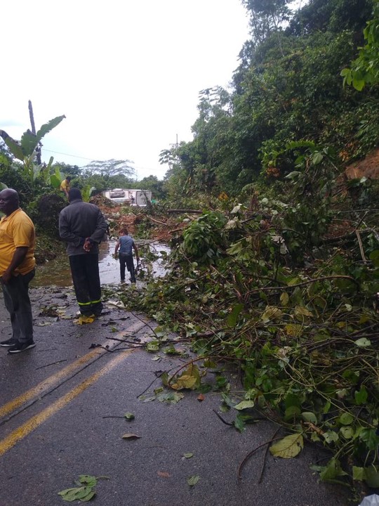 cierre en la via medellin quibdó por derrumbe y pérdida de banca