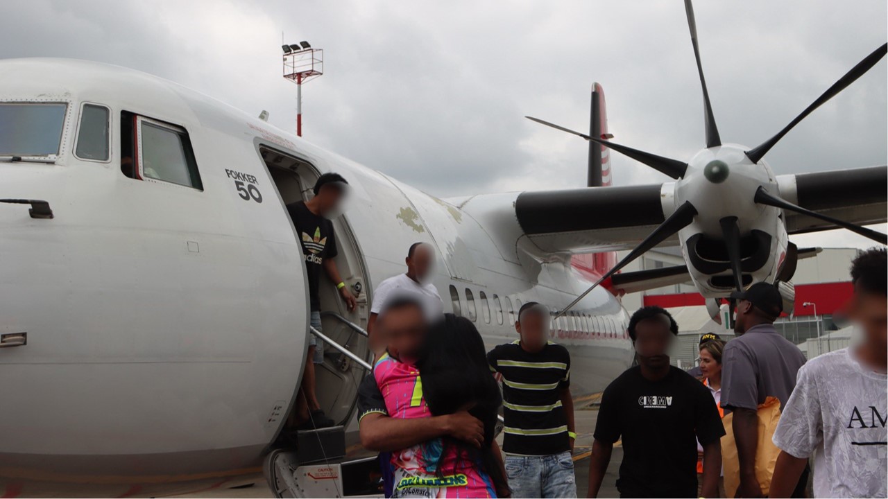 ¡Llegaron a Medellín! 43 colombianos deportados de Panamá