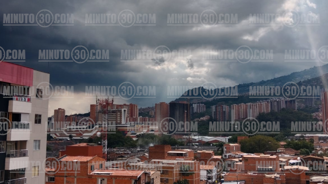 Vaya despacio que va pa' largo el aguacero con descargas eléctricas en el sur y oriente de Medellín