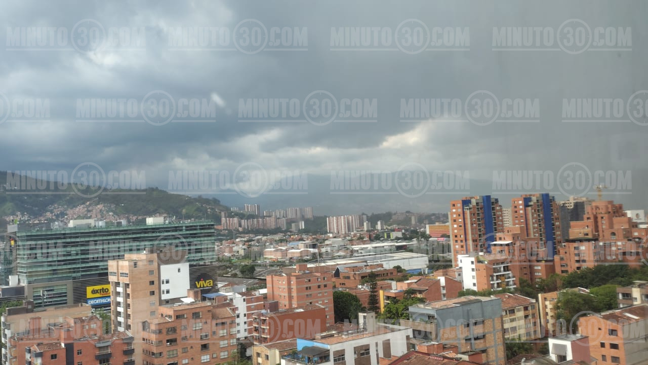 Vaya despacio que va pa' largo el aguacero con descargas eléctricas en el sur y oriente de Medellín
