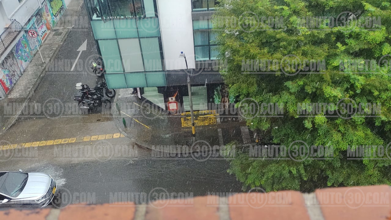 Vaya despacio que va pa' largo el aguacero con descargas eléctricas en el sur y oriente de Medellín