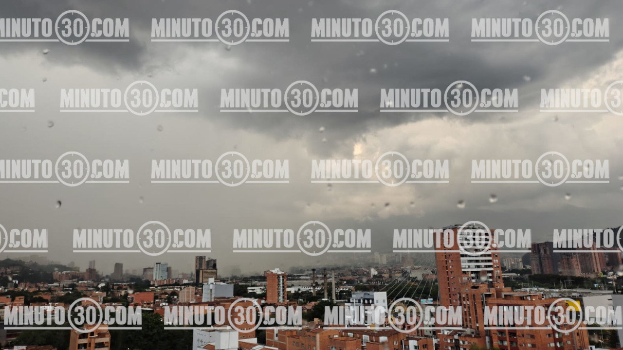 Bloqueos y torrencial complican la movilidad en Medellín