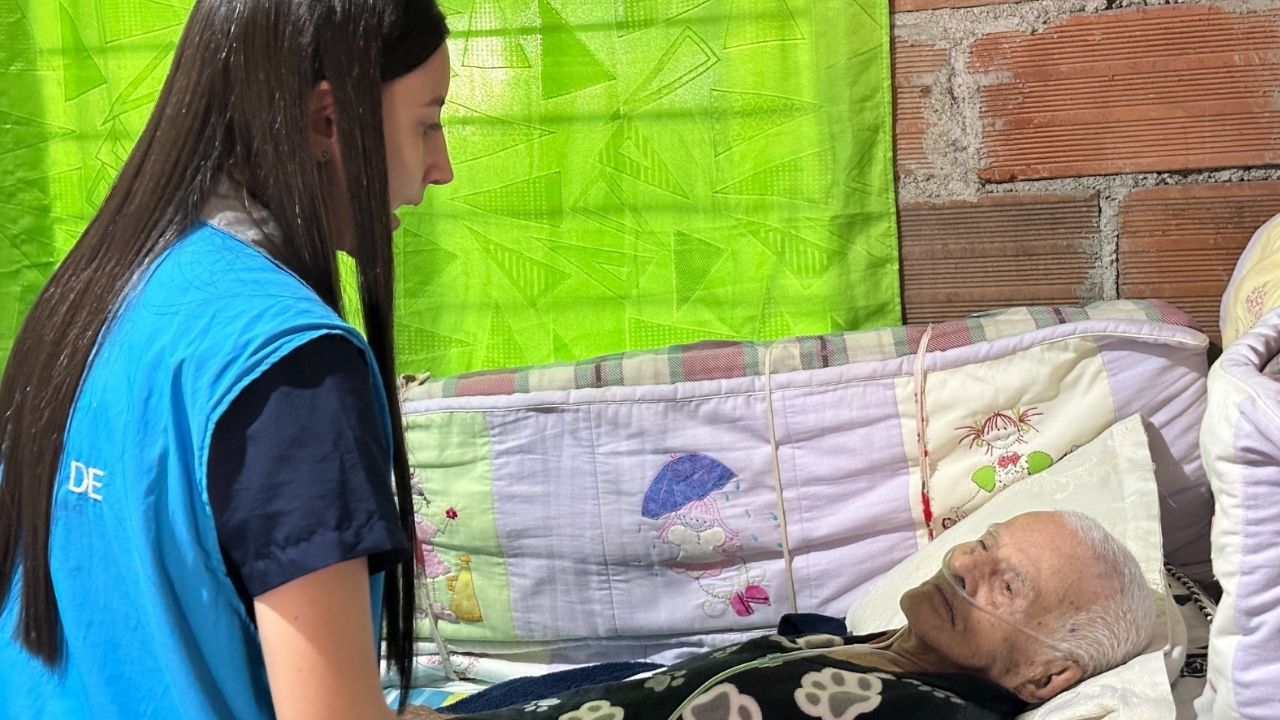 Medellín reconoce a los que cuidan a los abuelos de 100 años