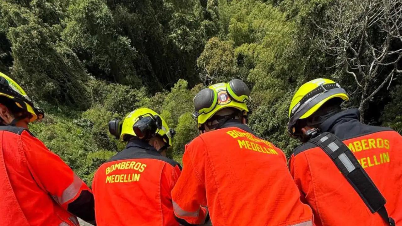 ¡Sobrevivió de milagro! Motociclista cayó al vacío en Palmitas tras impactar contra barrera de seguridad