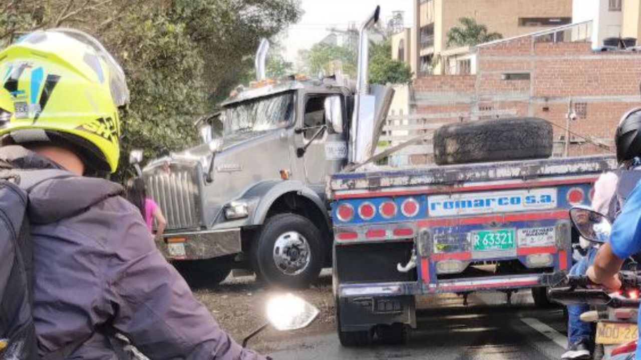 ¿Iba peleando con la volqueta? Aparatoso accidente de una tractomula que armó tremendo taco en Bello