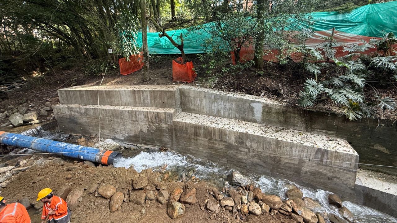 Medellín refuerza limpieza de quebradas para prevenir emergencias por lluvias