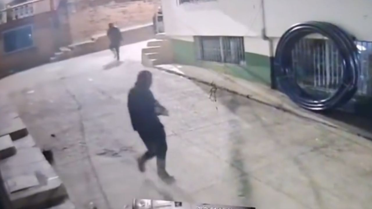 Cámaras captan a disidentes patrullando las calles de Betulia, a una cuadra de la estación de Policía