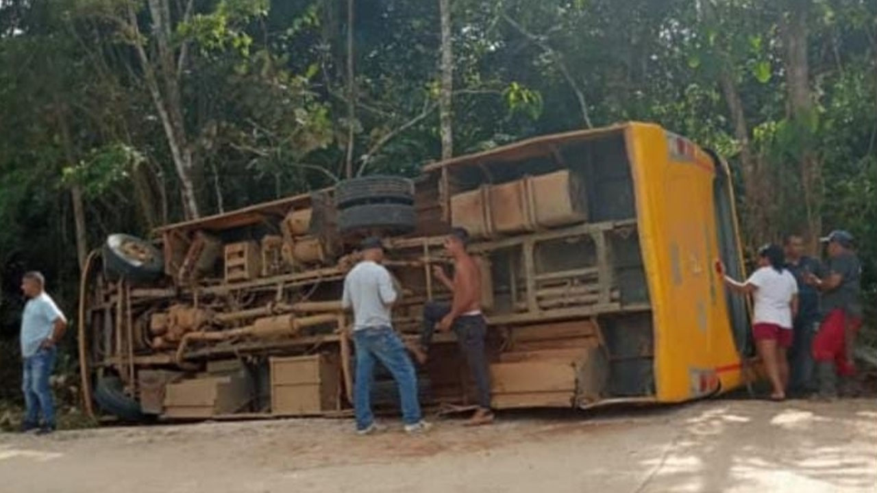 Bus escolar se volcó en Necoclí y dejó a 52 niños heridos este es el reporte oficial de los hechos