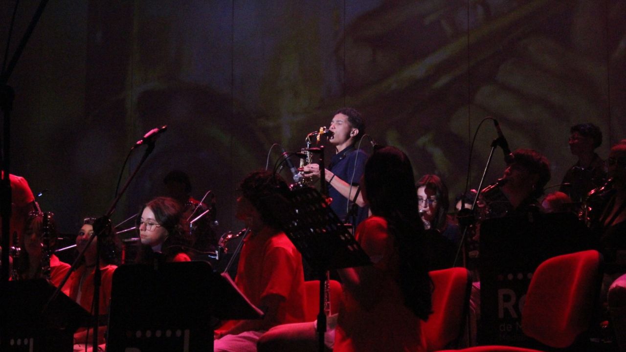 Medellín celebra su aniversario con un estallido musical de porros y tambores