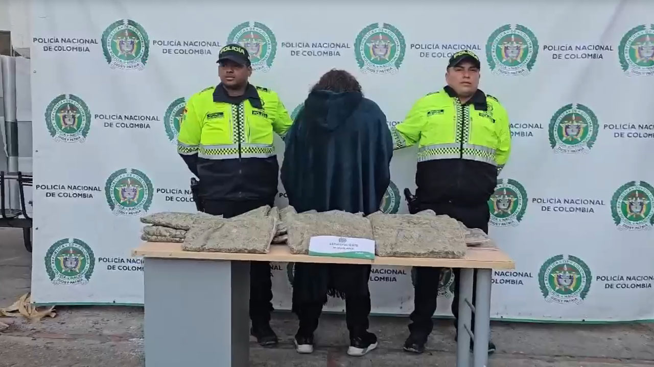¡Qué ‘berriondita’! En un parqueadero de buses encontraron a una señora con 300 kilos de marihuana
