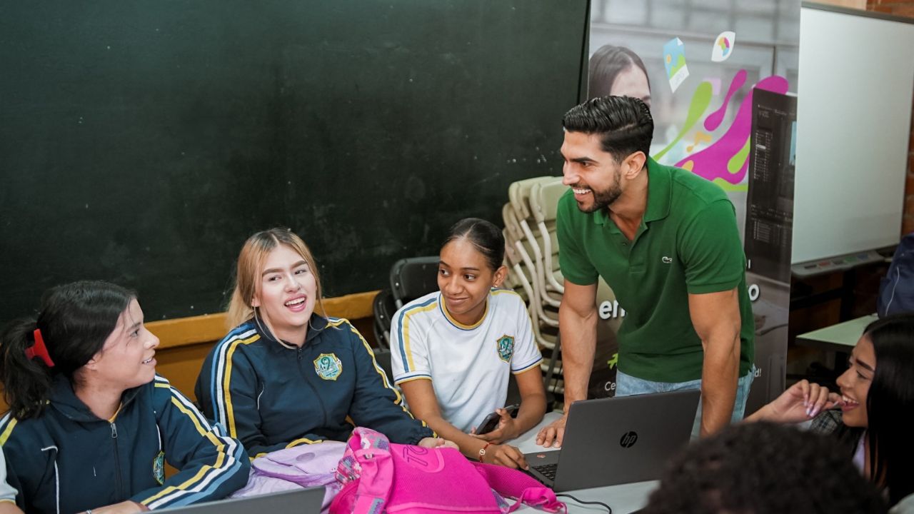 Más de mil estudiantes de bachillerato en Medellín obtendrán doble titulación técnica con Sapiencia