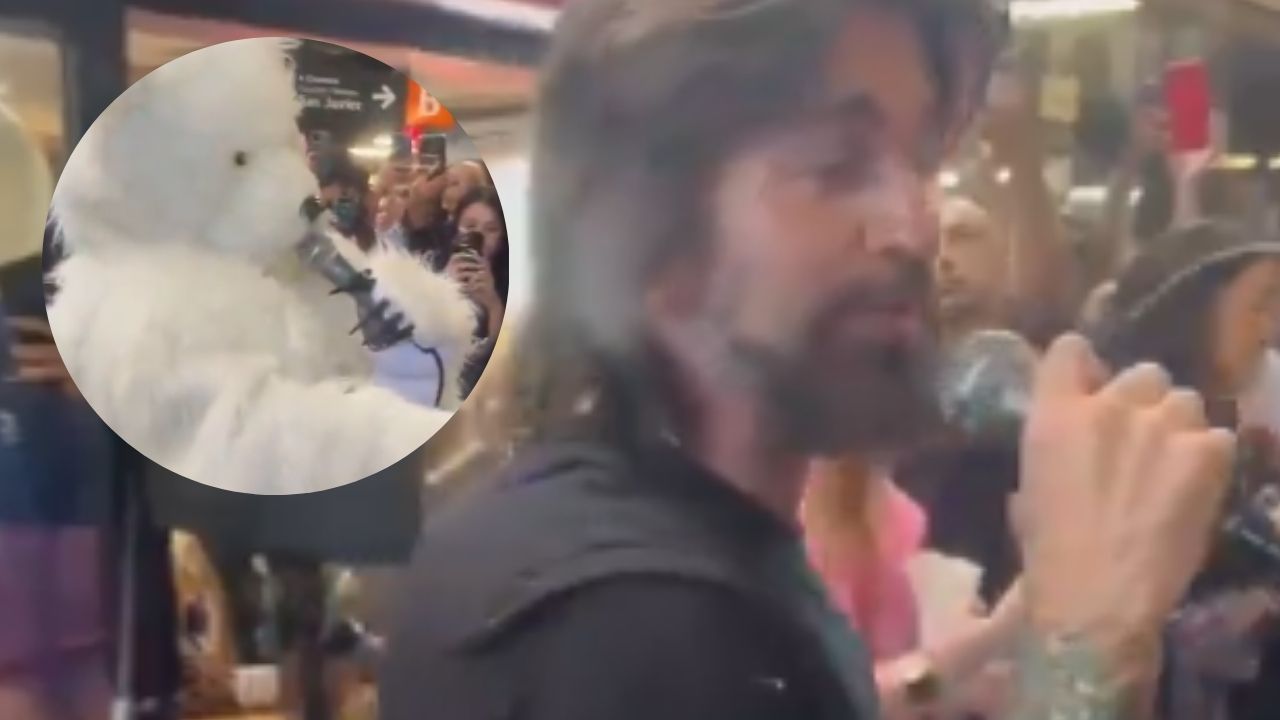 Juanes sorprendió a los usuarios del Metro de Medellín disfrazado de oso