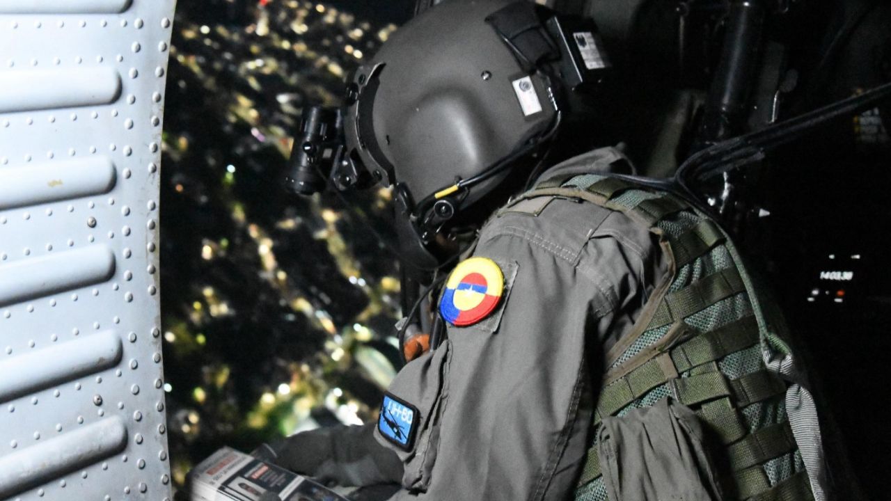 Medellín refuerza la ofensiva aérea contra bandas criminales