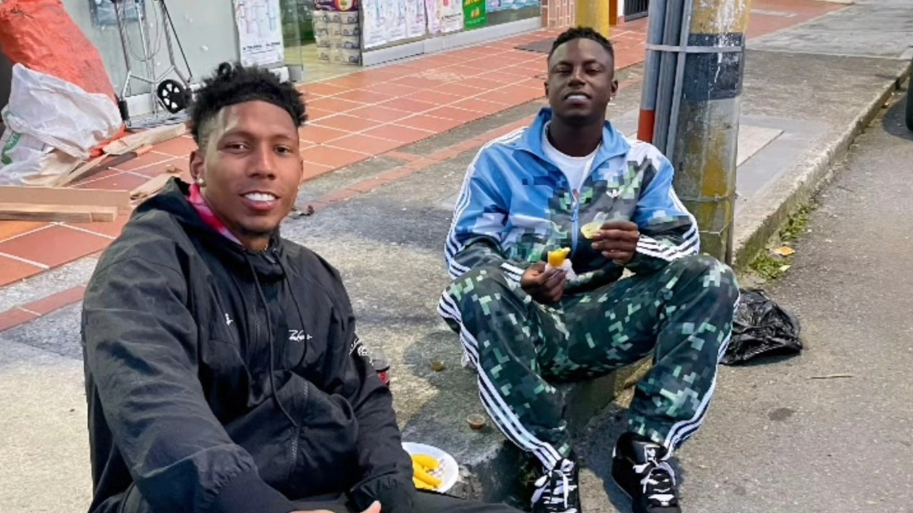 ¡Ni tan ‘deshumilde! Marino Hinestroza y Joan Castro relajados comiendo empanadas en una acera