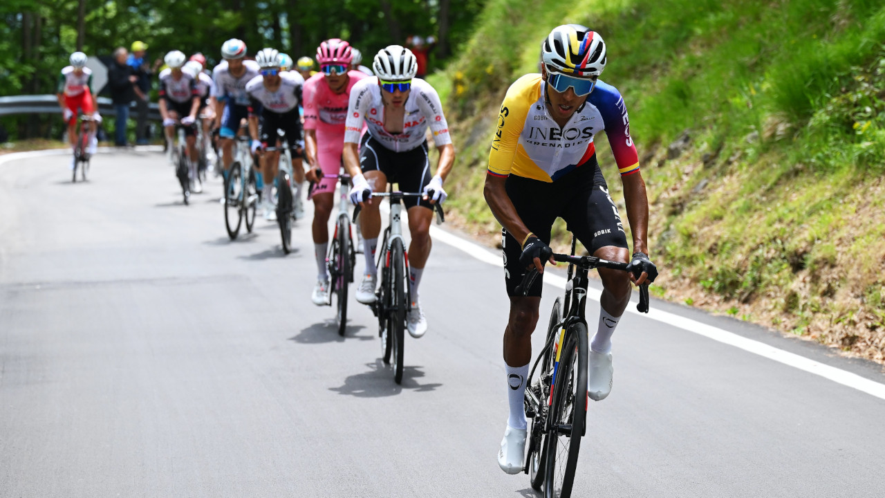 Egan Bernal se sostiene en el top 10 del Giro de Italia