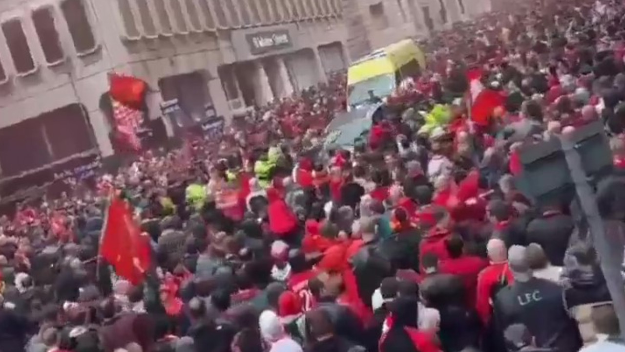 Caos en festejo de Liverpool: Conductor atropella a multitud de aficionados